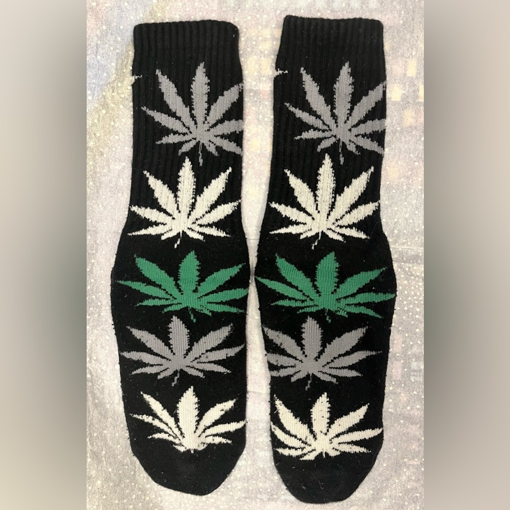 HUF Plantlife Crew Socks Weed Leaf Pattern Black Green Cotton Comfy Cozy Winter